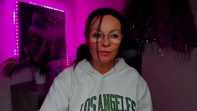 Snapshot of HelenLuxx chatting on 11.22.25 HelenLuxx online show from 11.22.25