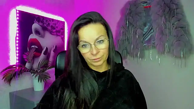 Snapshot of HelenLuxx chatting on 11.25.25 HelenLuxx online show from 11.25.25