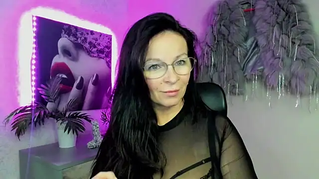 Snapshot of HelenLuxx chatting on 11.28.25 HelenLuxx online show from 11.28.25