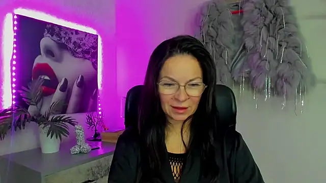 Snapshot of HelenLuxx chatting on 11.29.25 HelenLuxx online show from 11.29.25