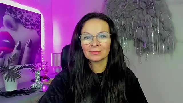 HelenLuxx online show from 12.19.25