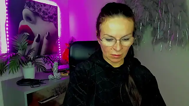 HelenLuxx online show from 02.11.26