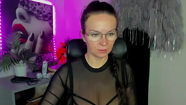 HelenLuxx online show from 02.19.26