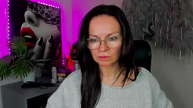 HelenLuxx online show from 04.20.26