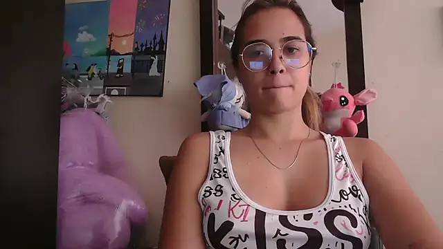 Snapshot of trianabell chatting on 04.18.26 trianabell online show from 04.18.26