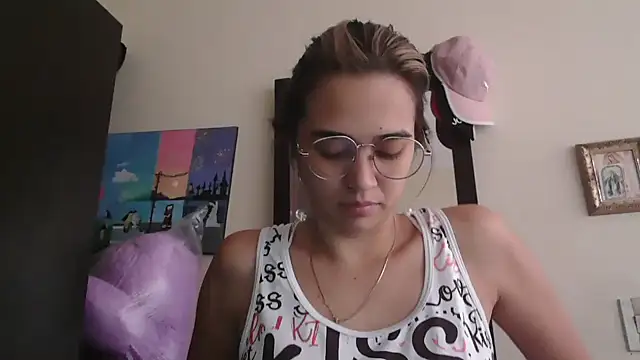 Snapshot of trianabell chatting on 04.20.26 trianabell online show from 04.20.26