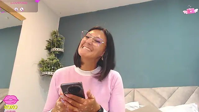 Snapshot of SharisWillian chatting on 04.20.26 SharisWillian online show from 04.20.26