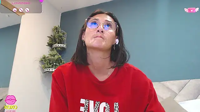 Snapshot of SharisWillian chatting on 04.24.26 SharisWillian online show from 04.24.26