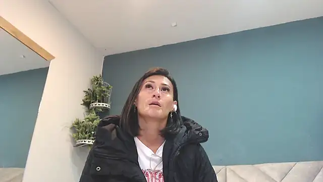 Snapshot of SharisWillian chatting on 05.14.26 SharisWillian online show from 05.14.26