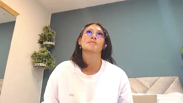 Snapshot of SharisWillian chatting on 05.15.26 SharisWillian online show from 05.15.26