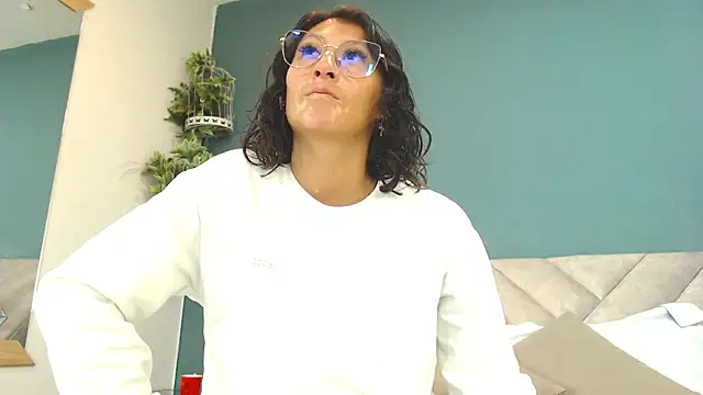 Snapshot of SharisWillian chatting on 05.20.26 SharisWillian online show from 05.20.26