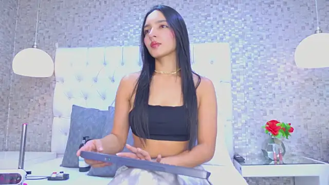 Snapshot of MiaSweeths chatting on 11.18.25 MiaSweeths online show from 11.18.25