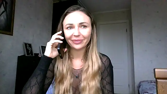 AngelinaLove28 online show from 10.24.25