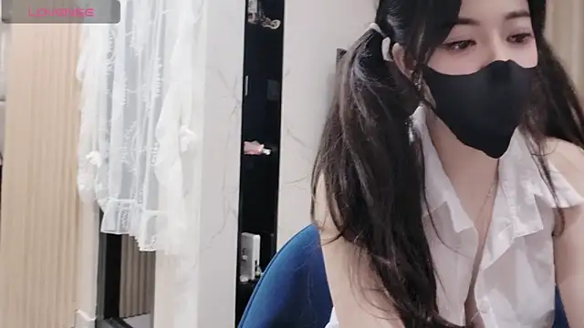 Snapshot of TuyetNhi2k6 chatting on 01.17.25 TuyetNhi2k6 online show from 01.17.25