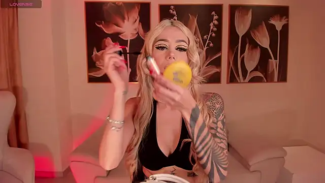 HannaConnor  online show from 11.11.25