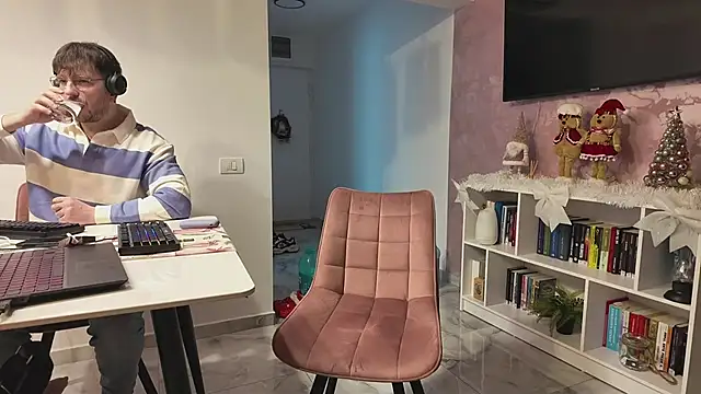 Snapshot of ValeriaGrey chatting on 12.04.25 ValeriaGrey online show from 12.04.25