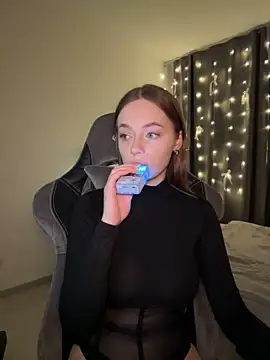 Snapshot of _MayShy_ chatting on 01.06.25 MayShy online show from 01.06.25