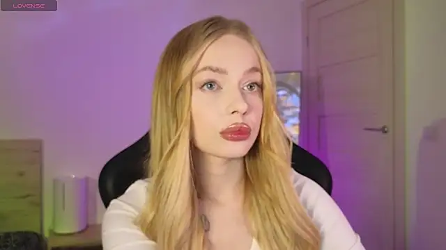 Snapshot of _MayShy_ chatting on 03.15.25 MayShy online show from 03.15.25