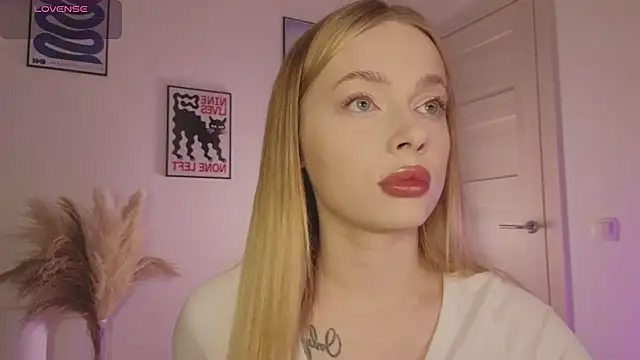 Snapshot of _MayShy_ chatting on 03.18.25 MayShy online show from 03.18.25