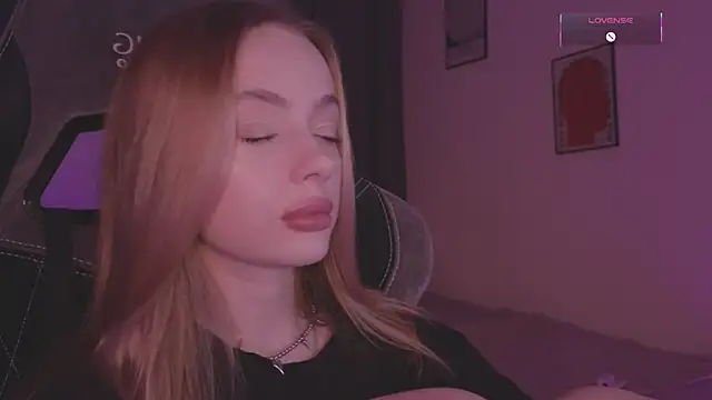 Snapshot of _MayShy_ chatting on 09.08.25 MayShy online show from 09.08.25