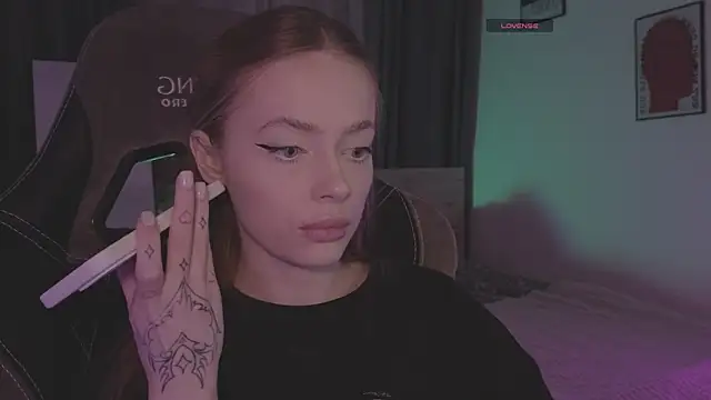 Snapshot of _MayShy_ chatting on 09.20.25 MayShy online show from 09.20.25