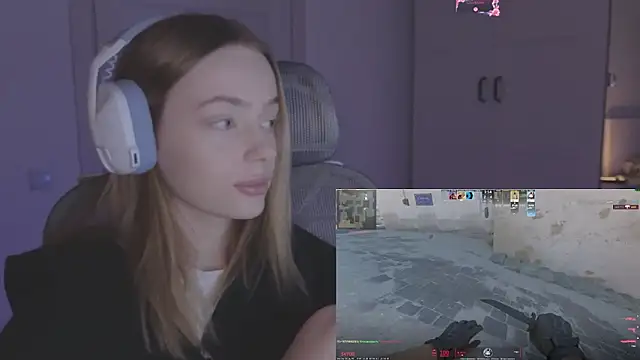 Snapshot of _MayShy_ chatting on 11.07.25 MayShy online show from 11.07.25