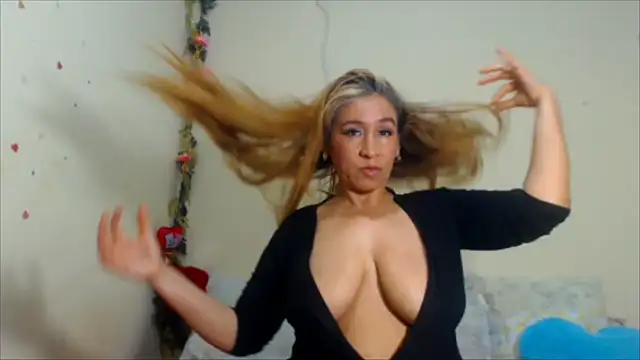 Snapshot of sharloth_x18 chatting on 05.19.26 sharloth x18 online show from 05.19.26