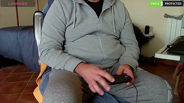 Snapshot of MultiOrgasmicLover chatting on 12.31.24 MultiOrgasmicLover online show from 12.31.24