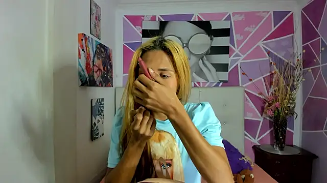 Snapshot of Brisahott chatting on 12.11.24 Brisahott online show from 12.11.24