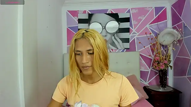 Snapshot of Brisahott chatting on 02.04.25 Brisahott online show from 02.04.25