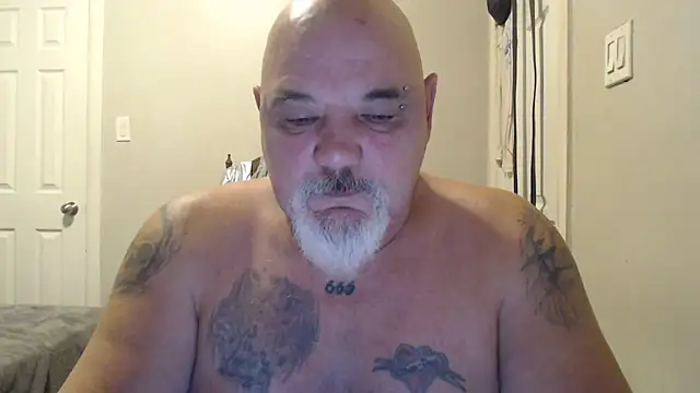 Newfiesausage1972 online show from 02.04.25