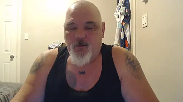 Newfiesausage1972 online show from 02.18.25