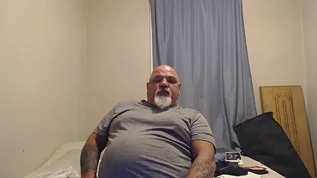 Newfiesausage1972 online show from 09.10.25