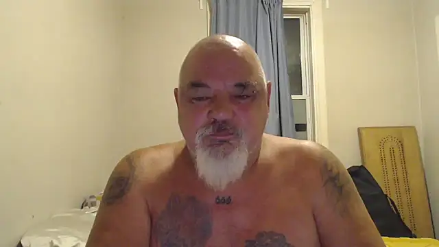 Newfiesausage1972 online show from 09.17.25