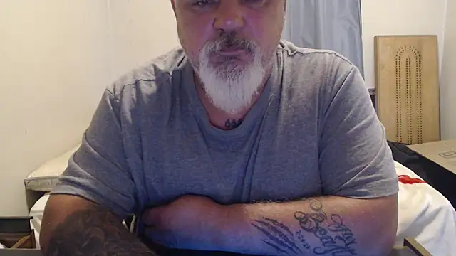 Newfiesausage1972 online show from 09.25.25