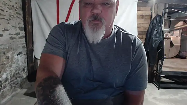 Newfiesausage1972 online show from 11.21.25