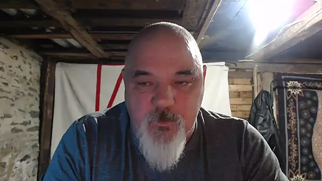 Newfiesausage1972 online show from 12.03.25