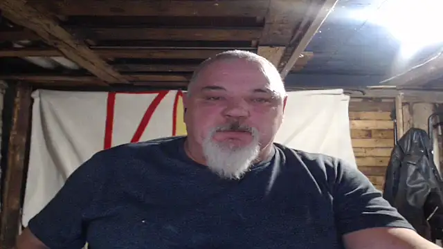 Newfiesausage1972 online show from 12.16.25