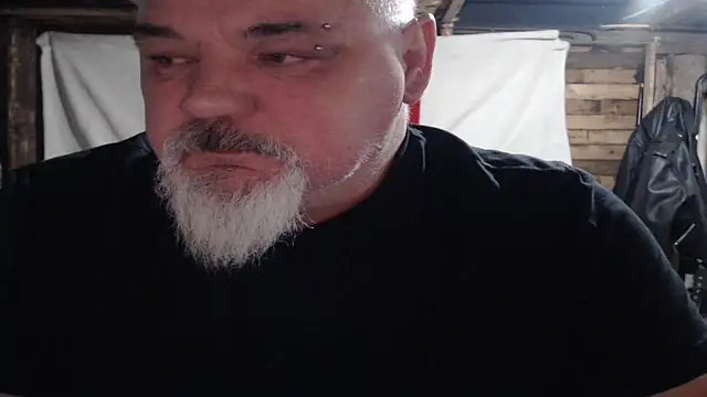 Newfiesausage1972 online show from 12.21.25