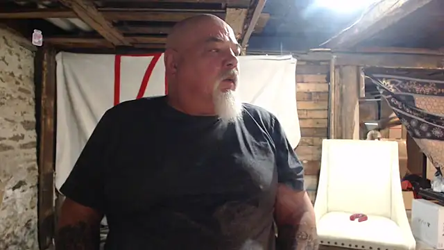 Newfiesausage1972 online show from 02.14.26