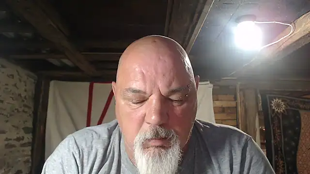 Newfiesausage1972 online show from 06.05.26