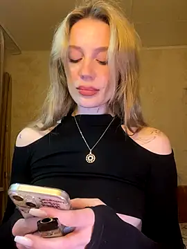 Snapshot of meanexx chatting on 09.15.25 meanexx online show from 09.15.25