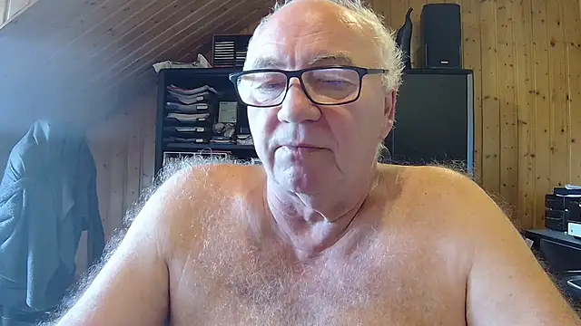 Snapshot of biggandybig chatting on 05.18.26 biggandybig online show from 05.18.26