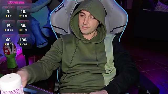 Snapshot of Gil_gamesh90 chatting on 11.18.25 Gil gamesh90 online show from 11.18.25