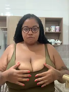 Snapshot of SweetLizzyBBW chatting on 05.18.26 SweetLizzyBBW online show from 05.18.26