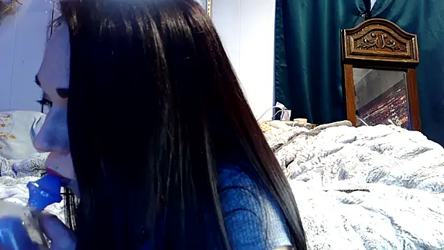 Snapshot of Genevieve143 chatting on 12.02.25 Genevieve143 online show from 12.02.25