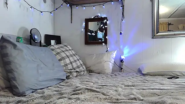 Snapshot of Genevieve143 chatting on 12.13.25 Genevieve143 online show from 12.13.25