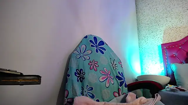 Snapshot of luly_pink chatting on 04.22.26 luly pink online show from 04.22.26