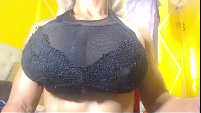 Snapshot of DanielaMuscleTS chatting on 01.09.25 DanielaMuscleTS online show from 01.09.25