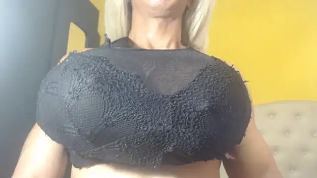 Snapshot of DanielaMuscleTS chatting on 01.31.25 DanielaMuscleTS online show from 01.31.25